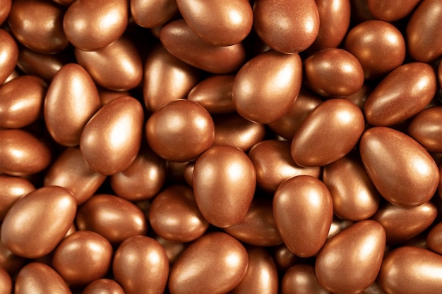 Chocolade dragee in de vorm van een stapel Bruine dragee chocolade met chocolade vulling Bovenaanzicht van dichtbij