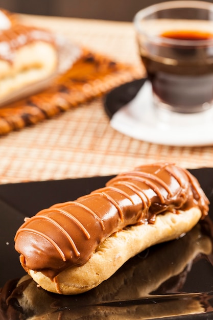 Chocolade eclair met chocoladevulling