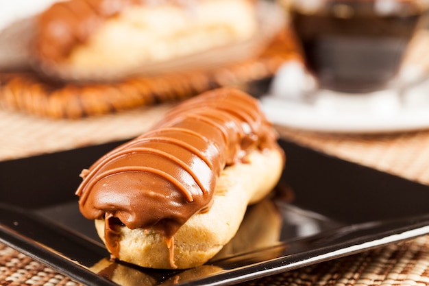 Chocolade eclair met chocoladevulling