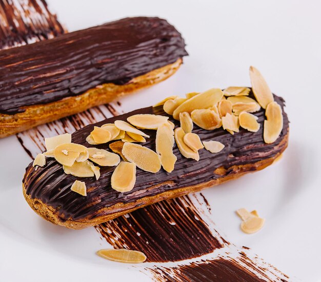 Chocolade eclairs met amandelen op bord