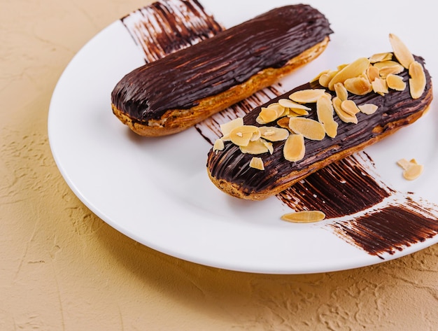 Chocolade eclairs met amandelen op bord