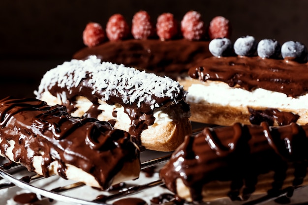 Chocolade-eclairs met bessen, zelfgemaakte cakes zonder suiker en gluten.