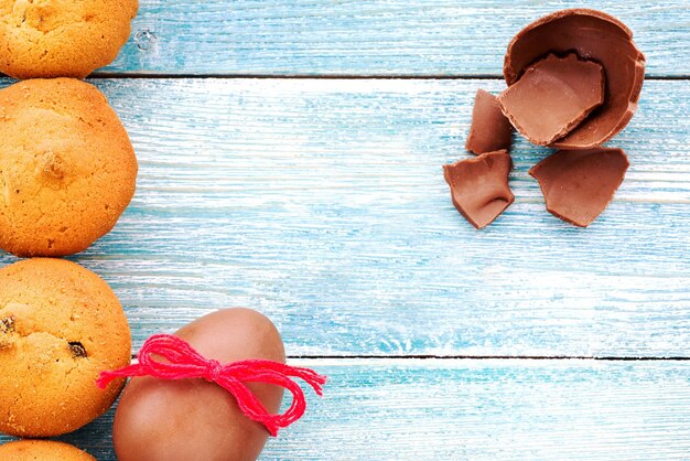 Chocolade-ei en muffins op een blauwe houten achtergrond