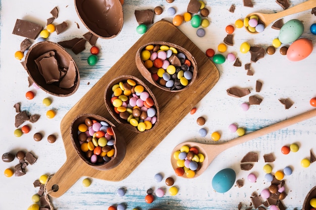 Foto chocolade-eieren met snoep aan boord