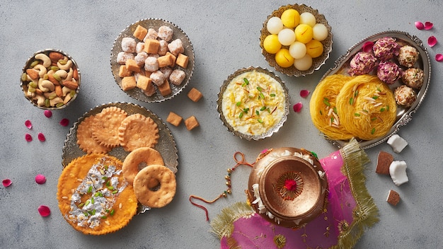 Foto chocolade-eieren op houten achtergrond