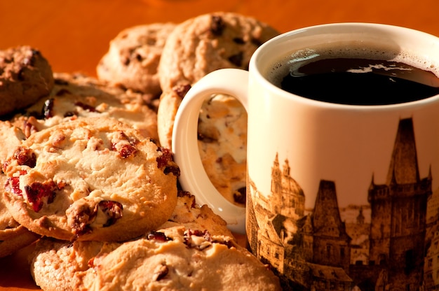 Chocolade- en aardbeienkoekjes bij een kopje koffie