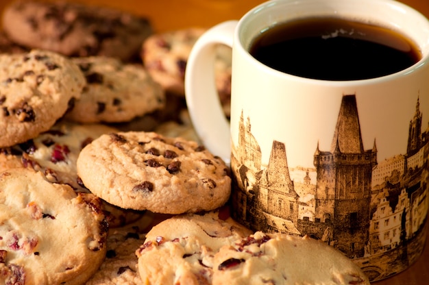 Chocolade- en aardbeienkoekjes bij een kopje koffie