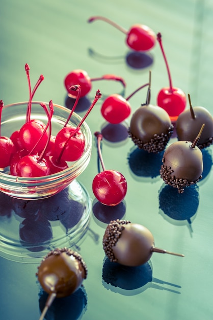 Chocolade en cocktailkersen op het glas