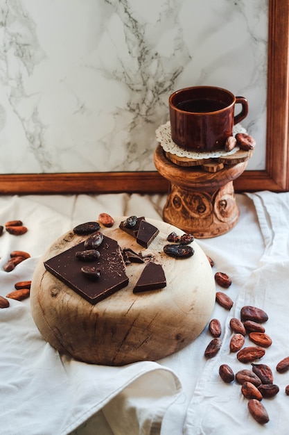 Chocolade en een kopje koffie op marmer.