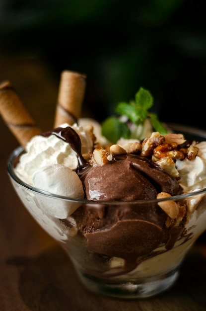 Foto chocolade en munt vanille ijs sundae dessert in een schaal