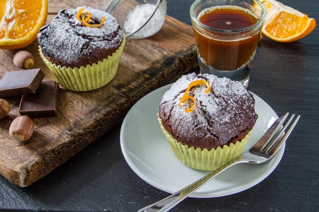 Chocolade en oranje cupcake met koffie