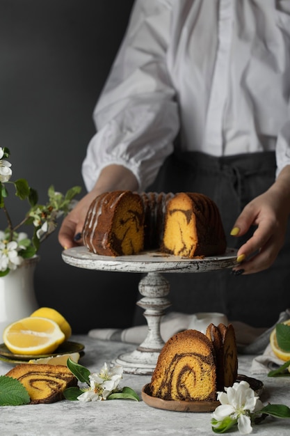 Chocolade en pompoen bundt cake en citroenschil op de stand