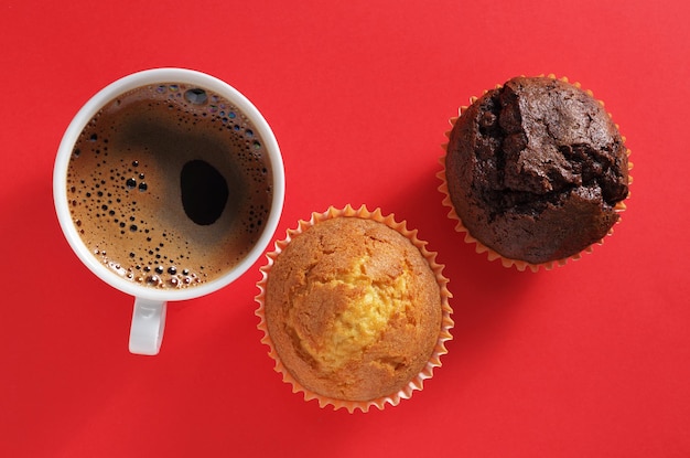 Chocolade en vanille cupcakes en koffie