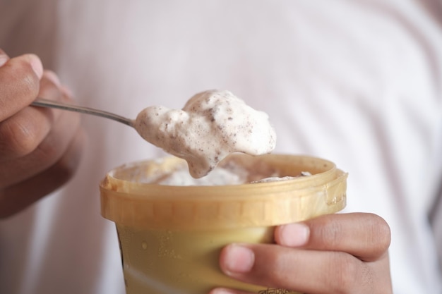 Chocolade en vanille-ijs eten in een bakje