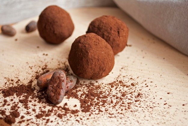 Foto chocolade energie beetjes op houten tafel en coco poeder rond