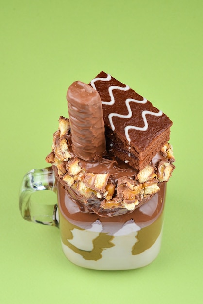 Chocolade extreme milkshake met brownie cake chocoladepasta en snoep Crazy freakshake food trend Copy space