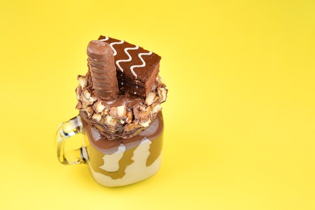 Chocolade extreme milkshake met brownie cake, chocopasta en snoep.