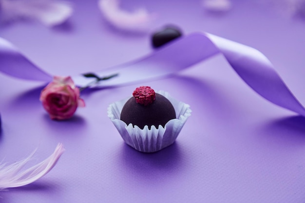 Chocolade feestelijk snoep en roze roos Trendy roze veren en paars lint Zeer peri pantone kleurenpatroon