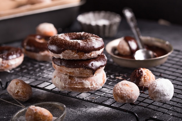 Chocolade frosted donuts en met suiker omhulde donuts