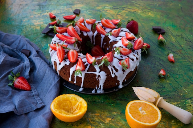 Foto chocolade fruitcake versierd met aardbeien