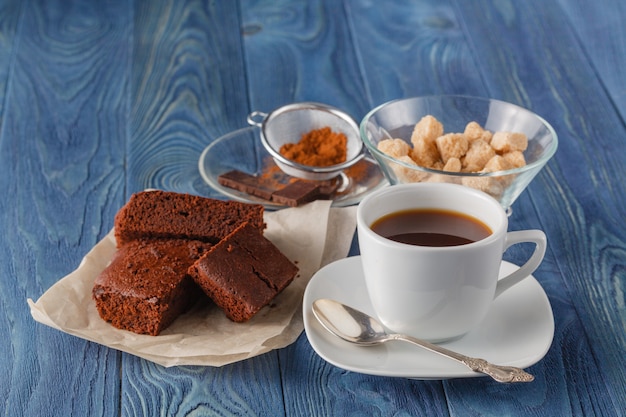 Chocolade fudge brownie met kopje espresso