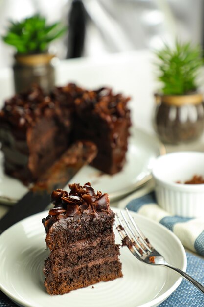 Chocolade Fudge Cake met vork en mes geserveerd in plaat op voedsel tafelblad weergave café bak dessert