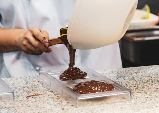 Chocolade fudge glazuur maken van chocolade fudge