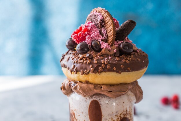 Chocolade-gekke freakshake met snoep