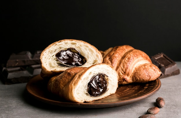 Foto chocolade gevulde croissants op plaat