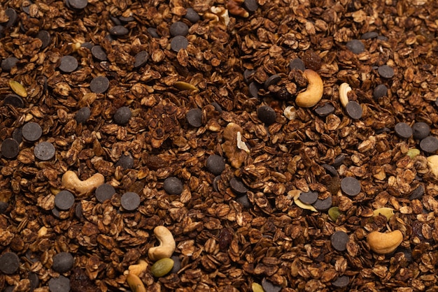 Chocolade granola graangewas met noten achtergrond. Bovenaanzicht.