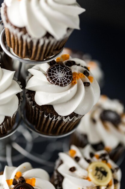 Chocolade Halloween-cupcakes met witte buttercreme icing en chocoladeschilfers erop.