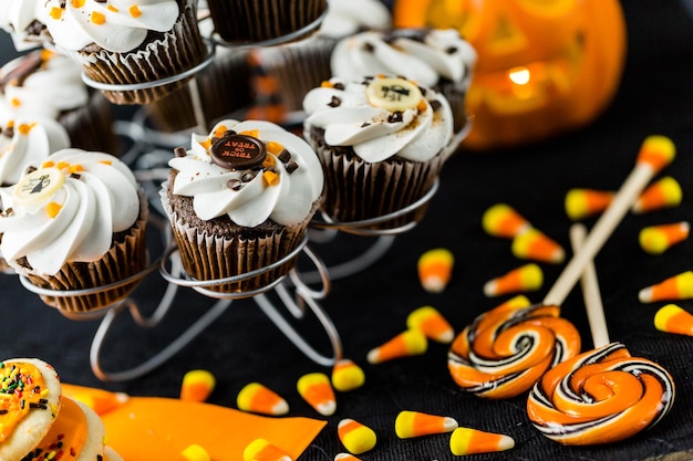 Chocolade Halloween-cupcakes met witte buttercreme icing en chocoladeschilfers erop.