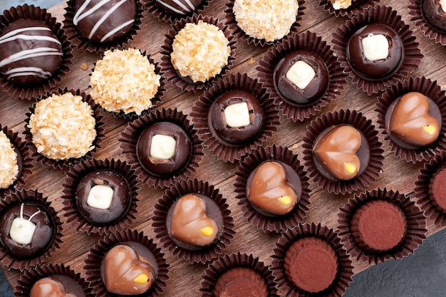 Chocolade handgemaakte snoepjes pralines en truffels in assortiment