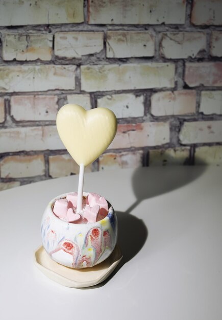 Chocolade hart in een pot. Valentijnsdag achtergrond