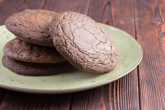 Chocolade haverkoekjes op groene plaat op houten tafel