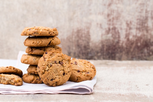 Chocolade havermout chip cookies op de rustieke houten tafel