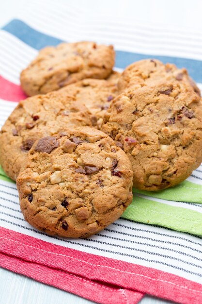 Chocolade havermout koekjes op de houten achtergrond