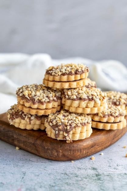 Chocolade hazelnotenkoekjes Huisgemaakte koekjes op grijze achtergrond close-up