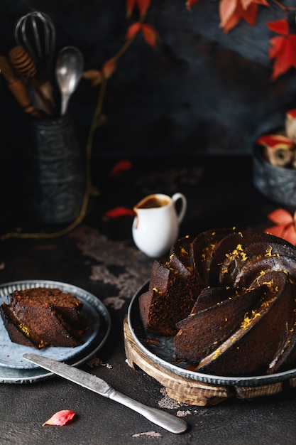 Chocolade herfstcake met sinaasappelschil. Herfst cake