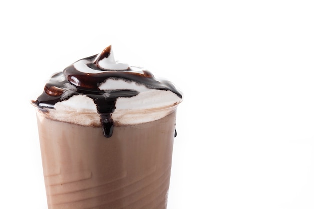 Chocolade iced milkshake geïsoleerd op een witte ondergrond