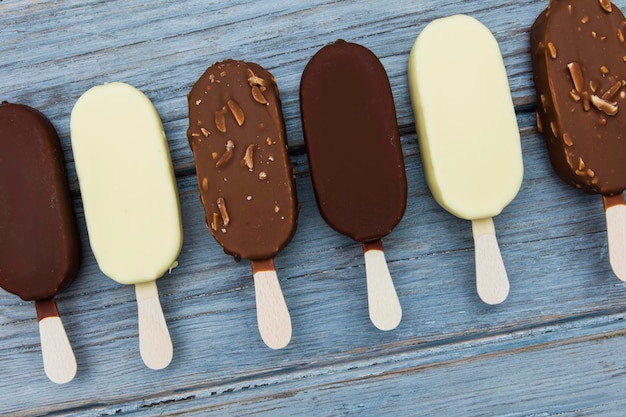 Chocolade-ijs lollies op een houten achtergrond