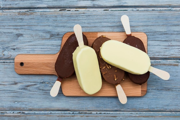 Chocolade-ijs lollies op een houten achtergrond