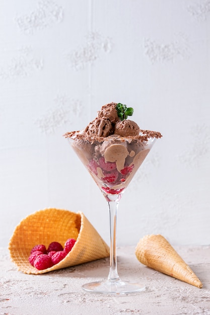 Chocolade-ijs met frambozen