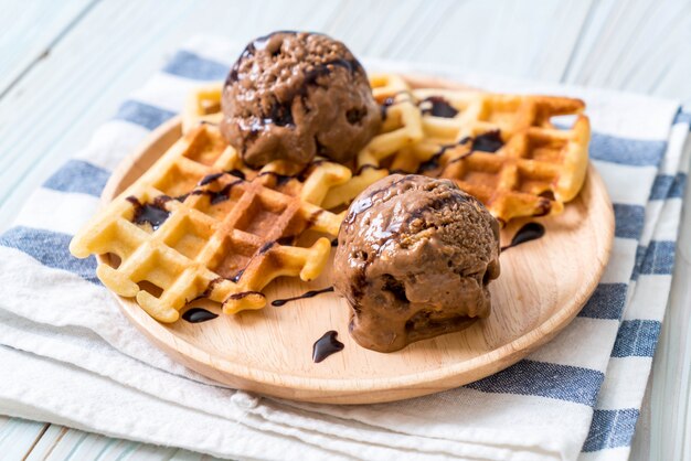 chocolade-ijs met wafel