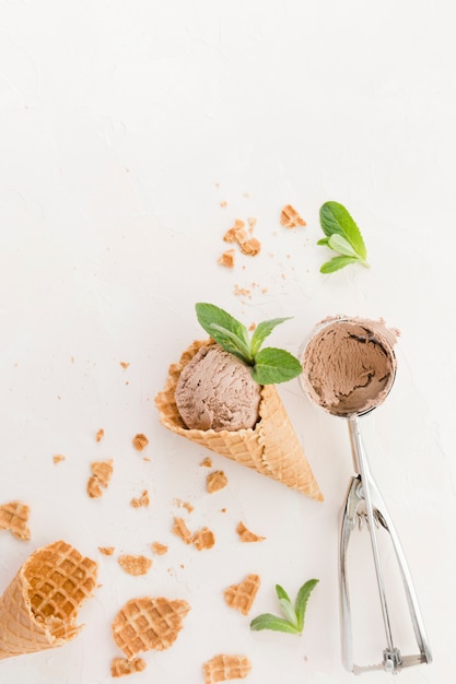 Foto chocolade-ijs primeur in wafel kegel