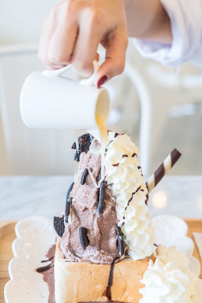 Foto chocolade-ijs scheren met brood