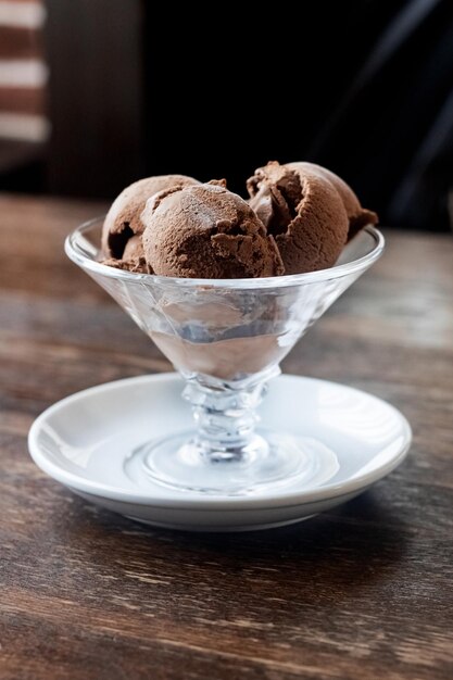 Foto chocolade-ijsballetjes in een vaas