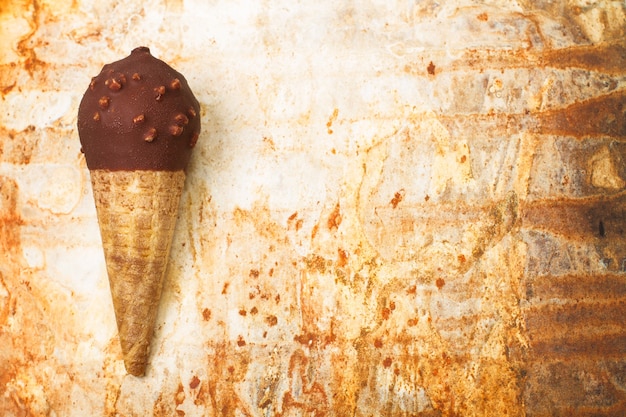 Chocolade-ijsje met amandelschaafsel op een verroeste metalen tafel met kopie ruimte