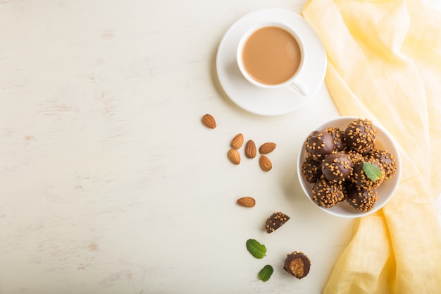 Chocolade karamel ball snoepjes met amandelen in een kom