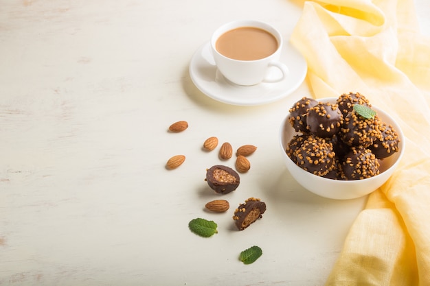 Chocolade karamel ball snoepjes met amandelen in een kom